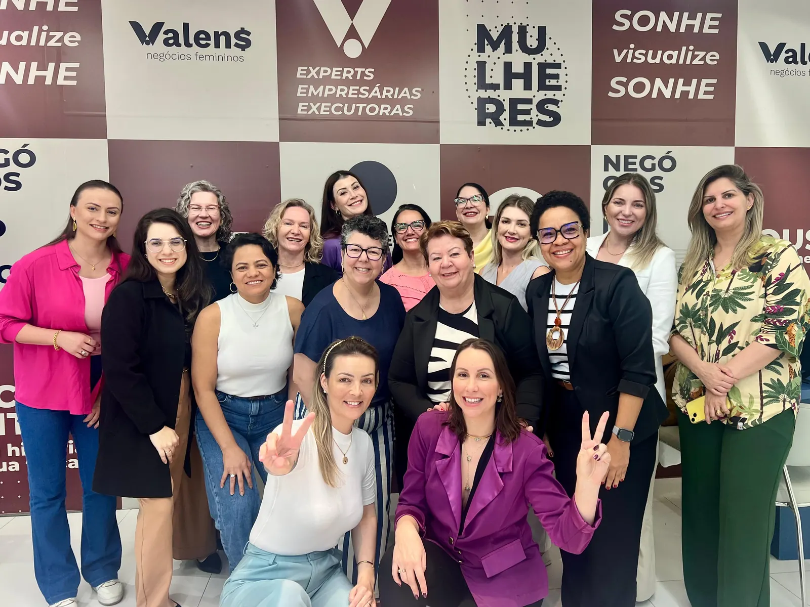 Turma reunida em uma experiência Valens